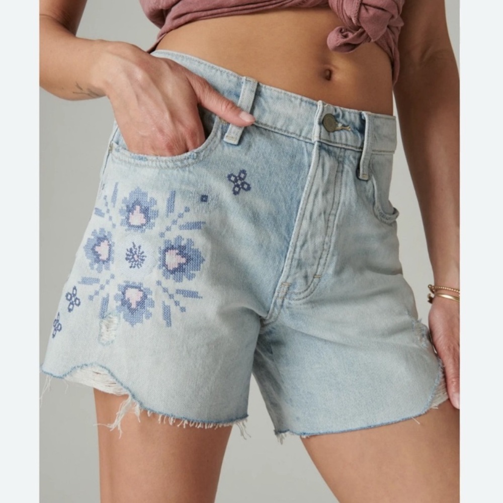 Lucky Brand 90’s midi Embroidered Denim Shorts nwt size 28